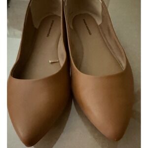 Amazon Essentials Pointed Toe Flat Womens 10W Tan Excellent Wide Faux Leather